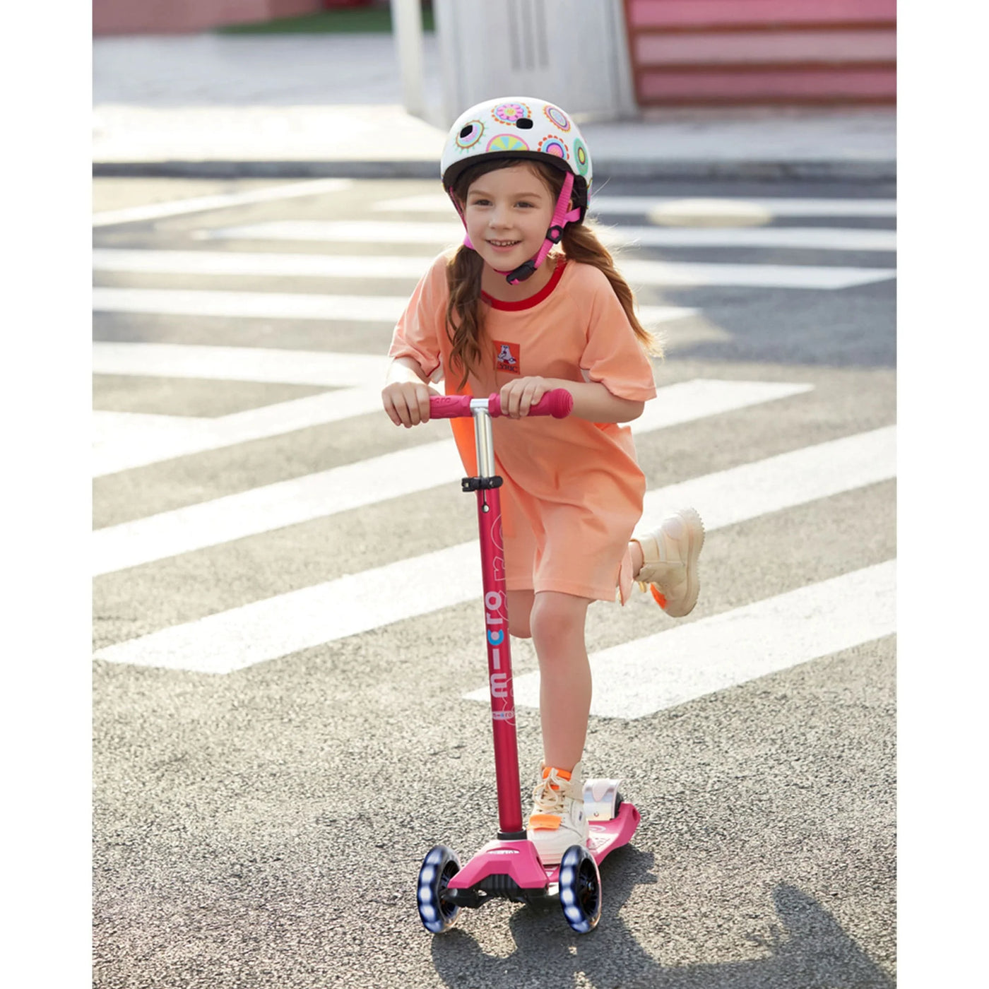 Micro Pink Maxi Deluxe LED Kickboard